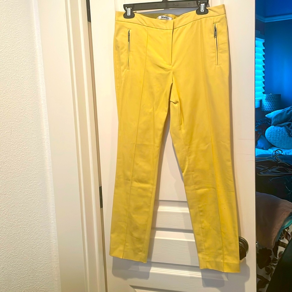 Cute gold ankle pants with zipper pockets and faux pockets on the back.